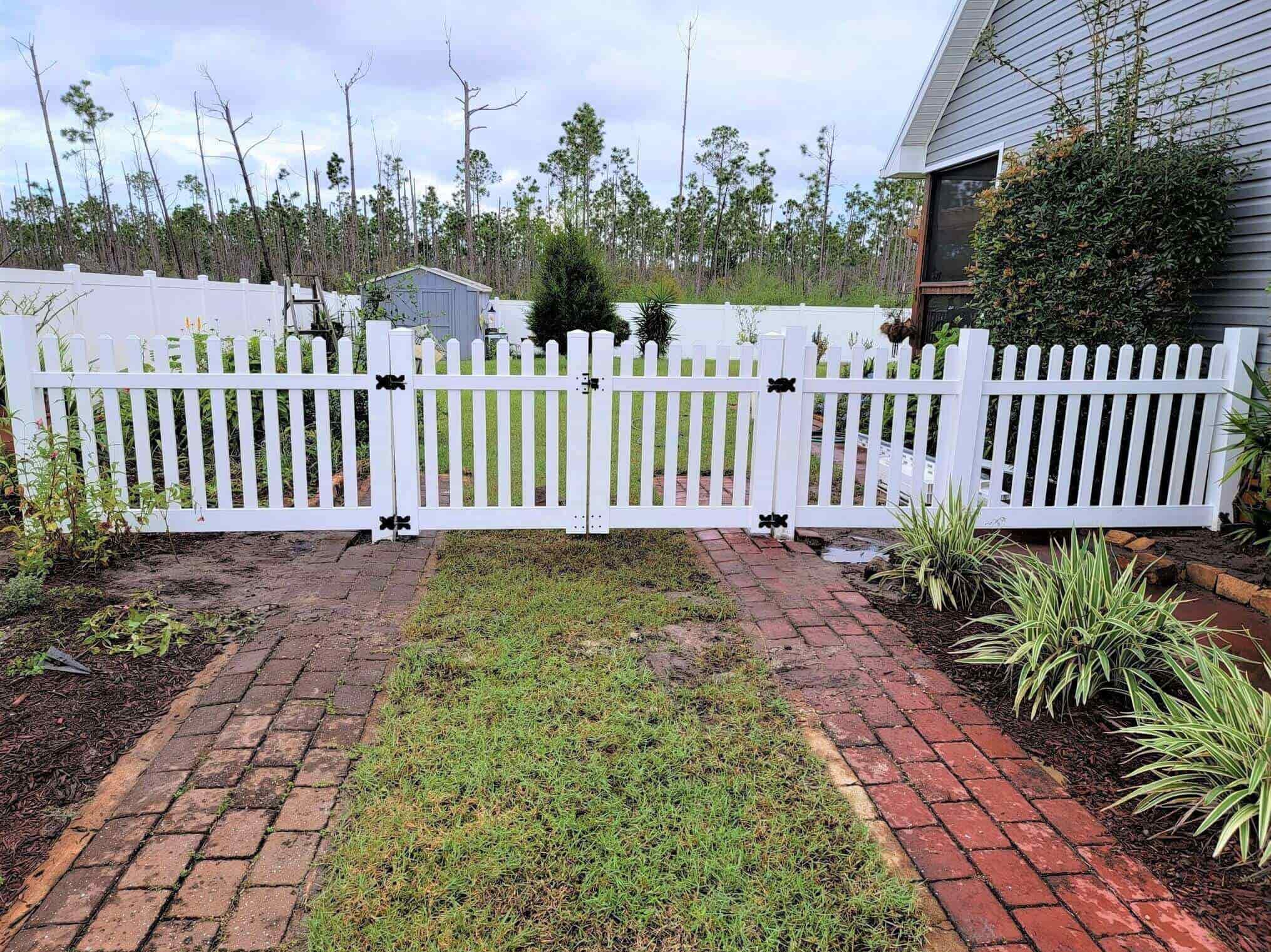 white-vinyl-picket-fence-panama-city-florida