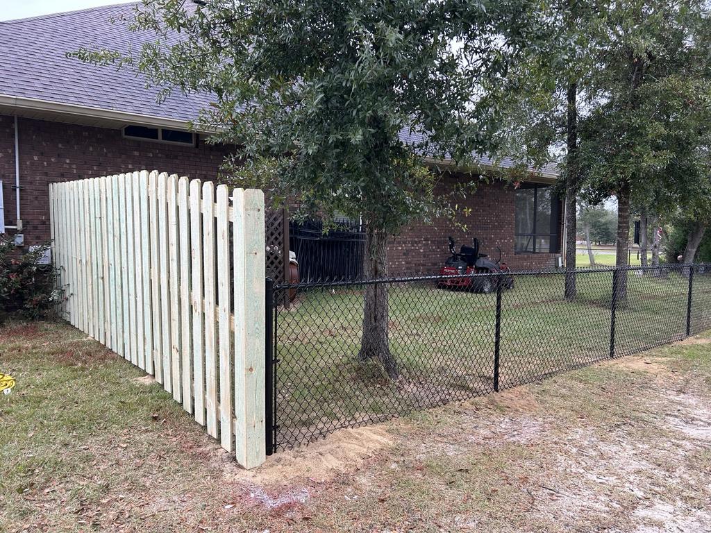 Photo of a wood and chain link fence in Panama City, FL